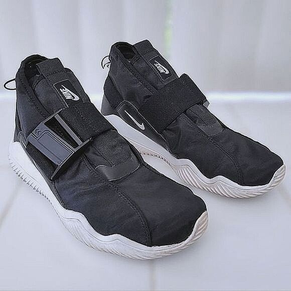 Nike Komyuter Sneakers in Black - Picture 2 of 10